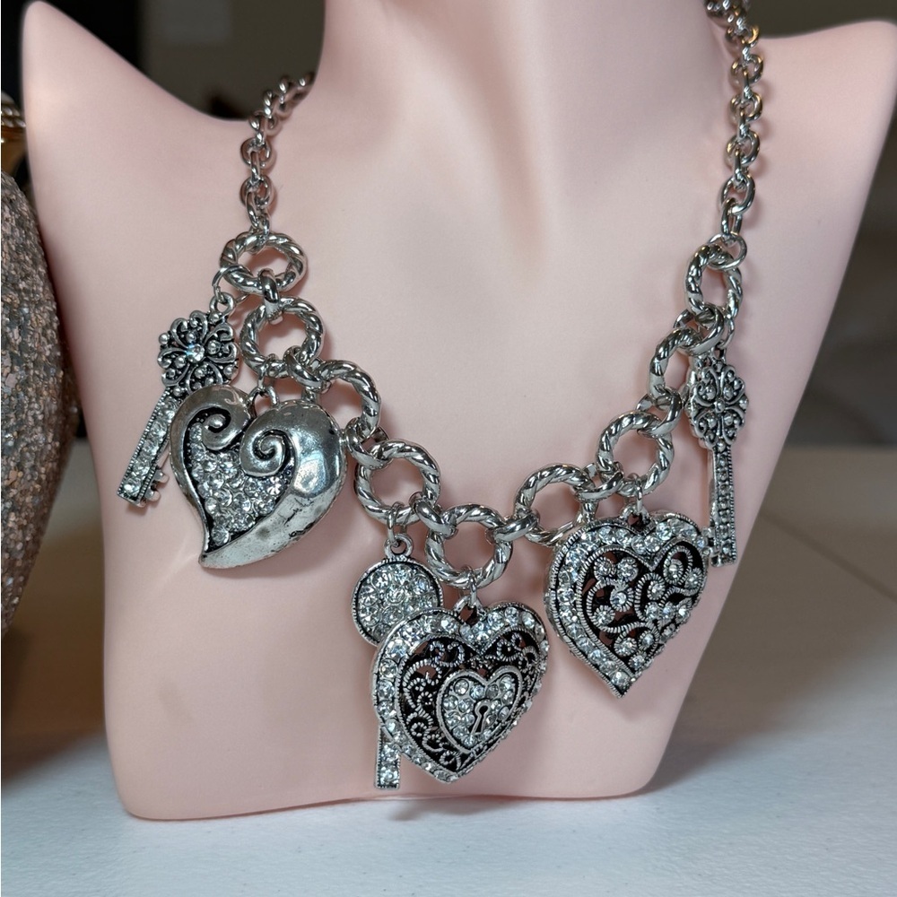 ⚜️ Silver Heart and Key Charm Necklace - Picture 4 of 9